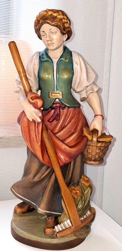 Holzfigur geschnitzt bäuerin - holzfigur, geschnitzt,