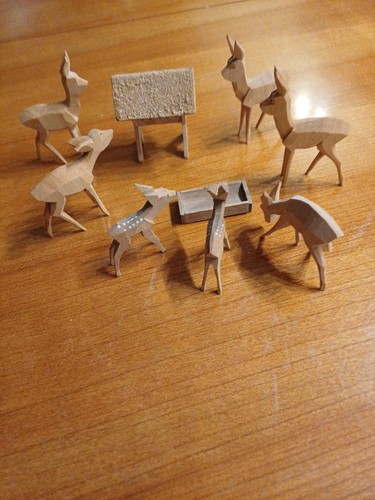 Geschnitzte figuren rehemit - figuren,