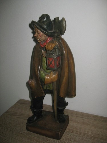 Alte holzfigur nachtwächter - holzfigur,
