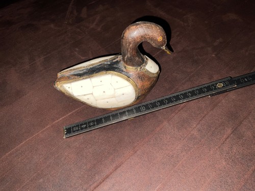 Holzente verziert mit knochen - holzente,