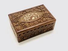 Geschnitztes Holzkistchen
