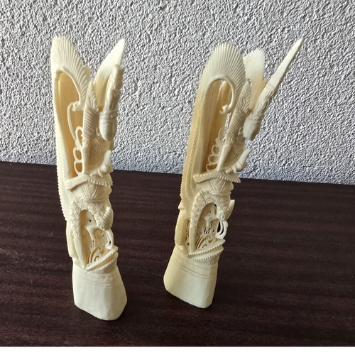 Zwei geschnitzte beinfiguren - zwei,
