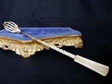 MEMENTO MORI + BEIN GESCHNITZT